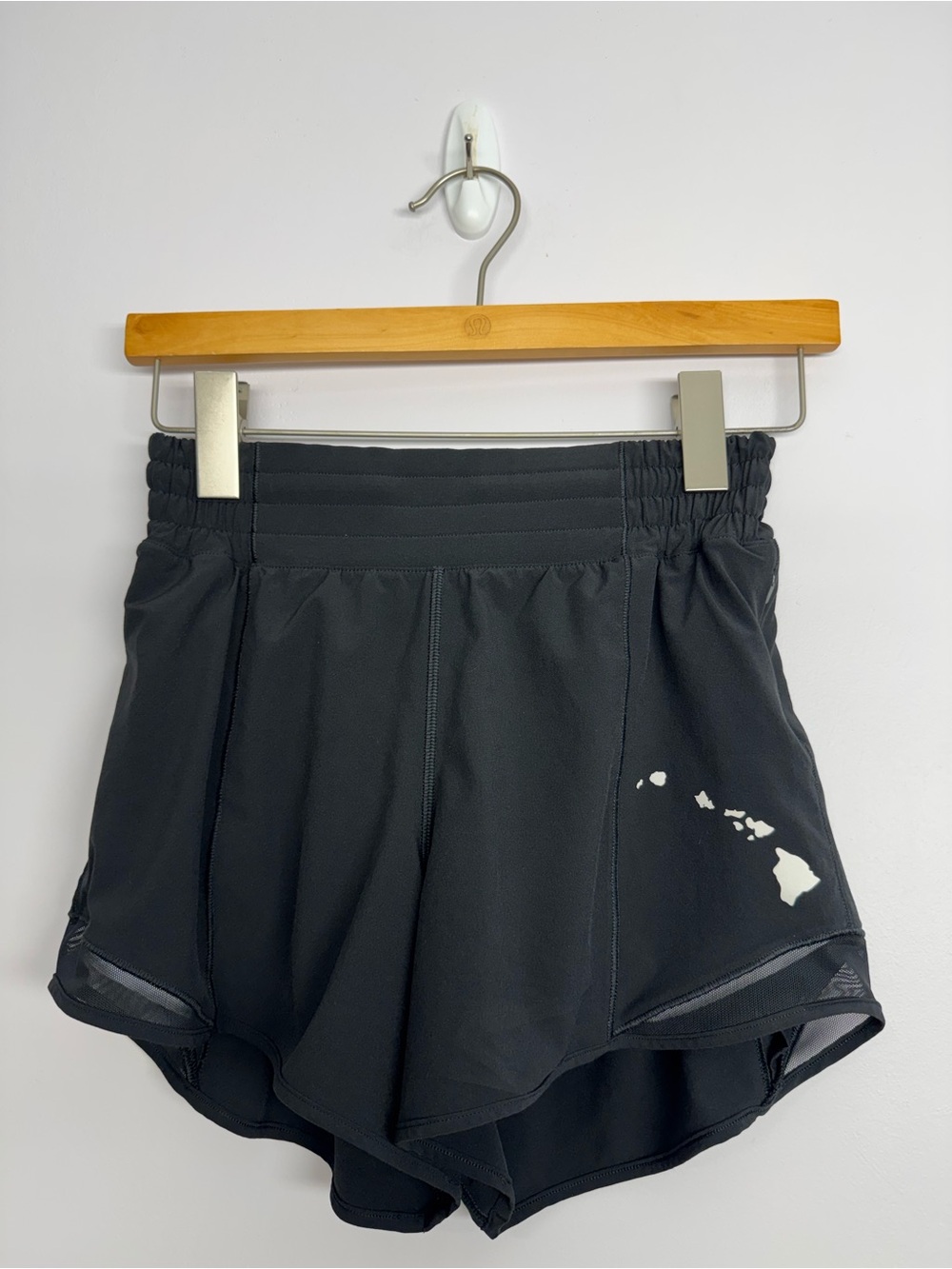 45: Lululemon Hotty Hot High Rise Short 4" Hawaii Black Size 4